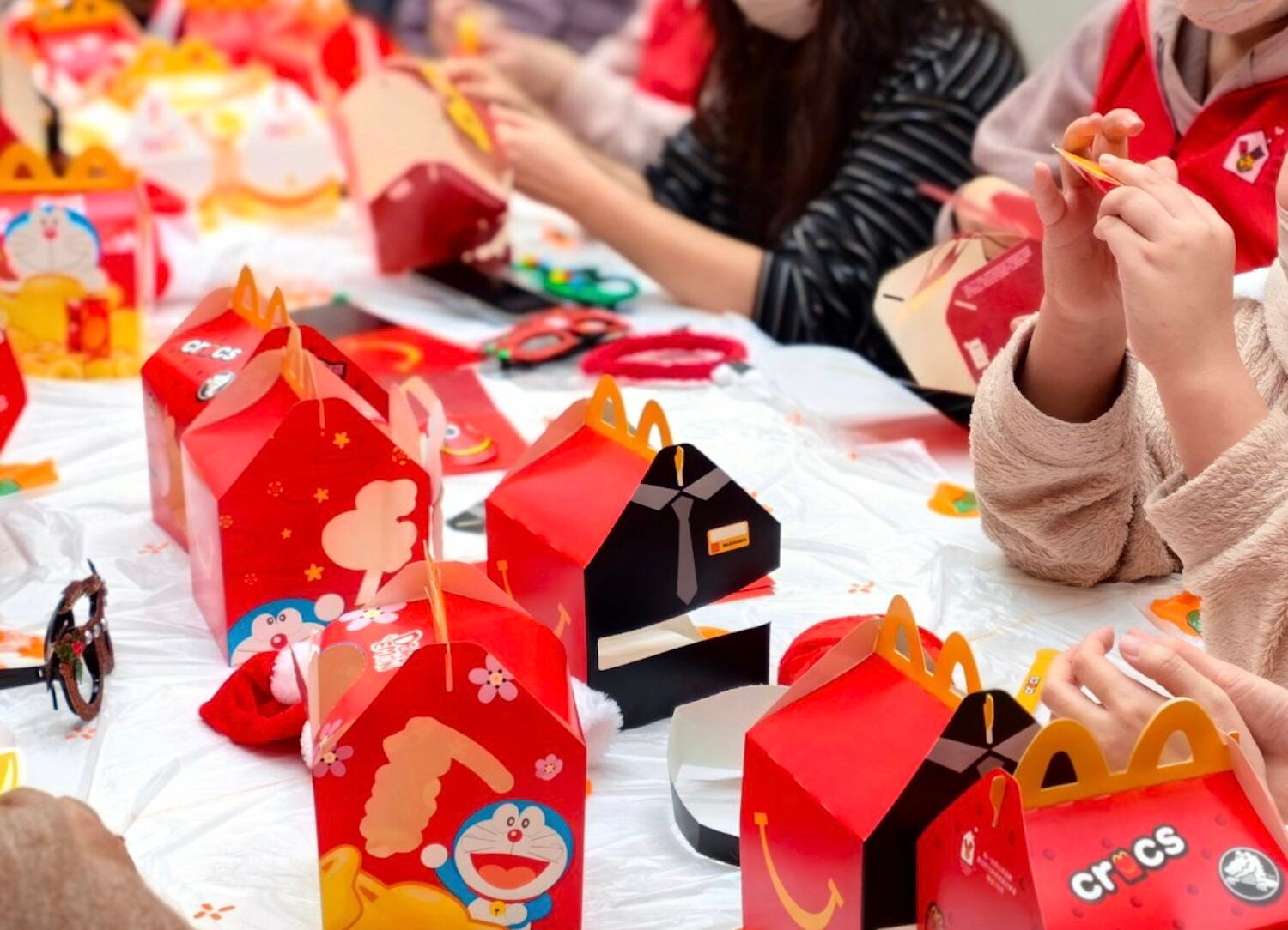 Les visiteurs de la maison RMHC fabriquent des boîtes de Happy Meal personnalisées